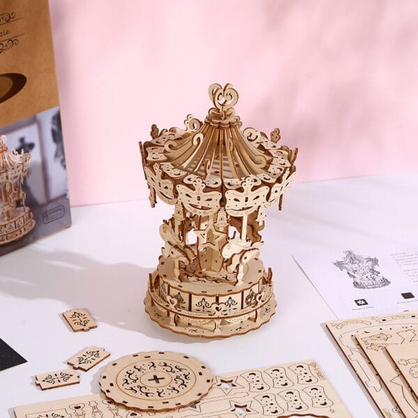 Zusammengesetztes 3D-Karussell-Puzzle aus Holz. Aufwendige Details und kreatives Design.