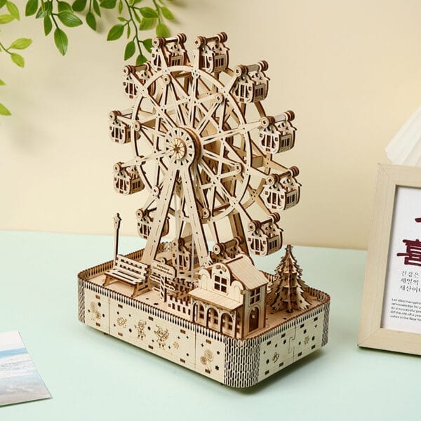 Kompliziertes 3D-Holzpuzzle eines Riesenrads mit Spieluhrsockel. Ein kreatives Puzzlespielzeug.