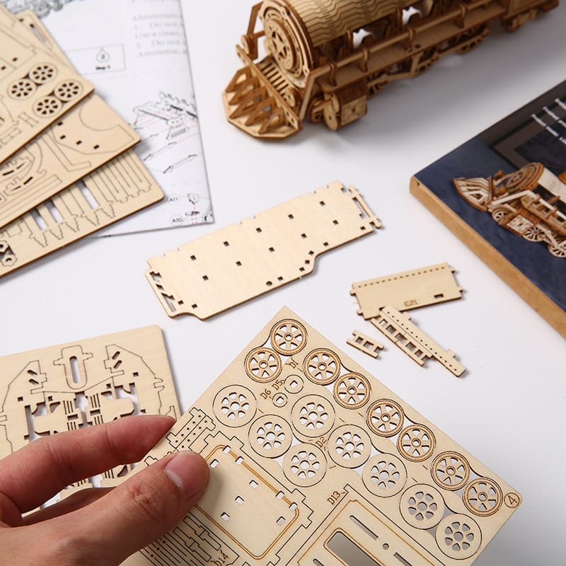 3D-Puzzleteile aus Holz für einen Modelleisenbahnbausatz für Erwachsene. Bauen Sie Ihren Luxuszug!