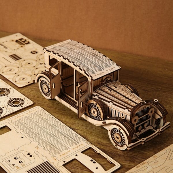 3D Holzpuzzle Auto Modell mit ausgestanzten Bauteilen auf Holzuntergrund