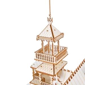 Detaillierte Nahaufnahme einer 3D-Holzpuzzle-Villa mit komplizierten Details des Turms und des Balkons. DIY-Modellbausatz.