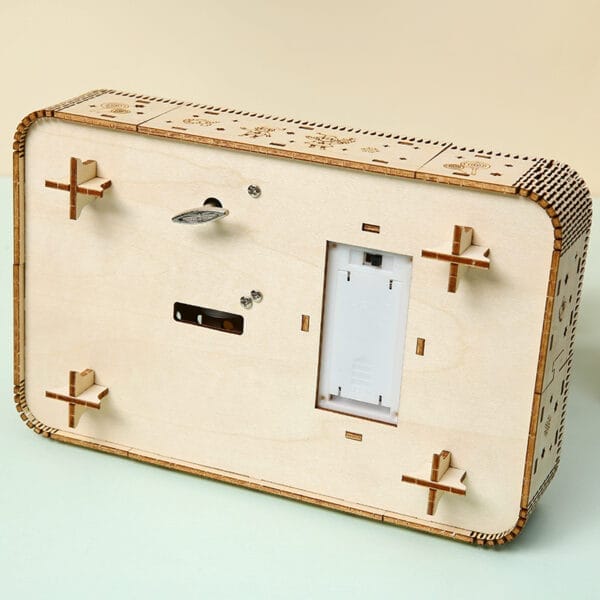 Rückseite des 3D-Spieluhr-Puzzles aus Holz mit Mechanismus und Batteriefach.