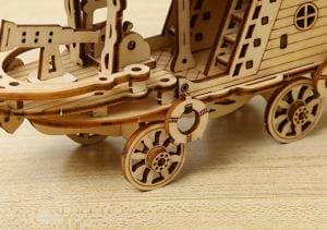 Detail des 3D-Holzpuzzle-Zeppelin-Modells auf Holzoberfläche