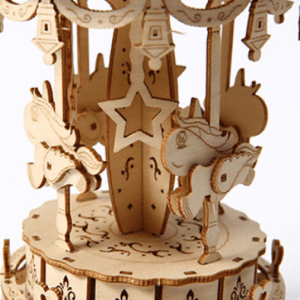 Detaillierte Nahaufnahme eines 3D-Karussellpuzzles aus Holz mit kunstvoll geschnitzten Pferden und Laternen.