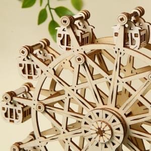Kompliziertes 3D-Puzzle-Modell eines Riesenrads aus Holz. Ein kreatives Puzzle-Spielzeug.