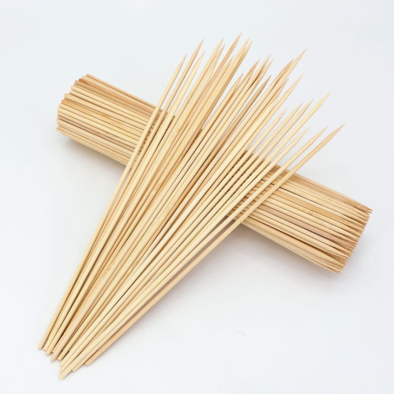 Bündel biologisch abbaubarer Bambusspieße zum Grillen und für Obst. Großhandel erhältlich.