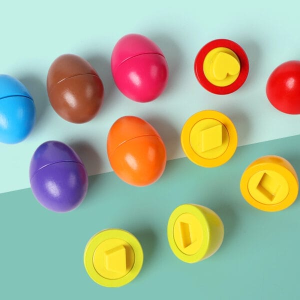 Bunte Montessori-Eier und Formsortierer aus Holz. Ideal zum Erkennen von Farben und Formen.