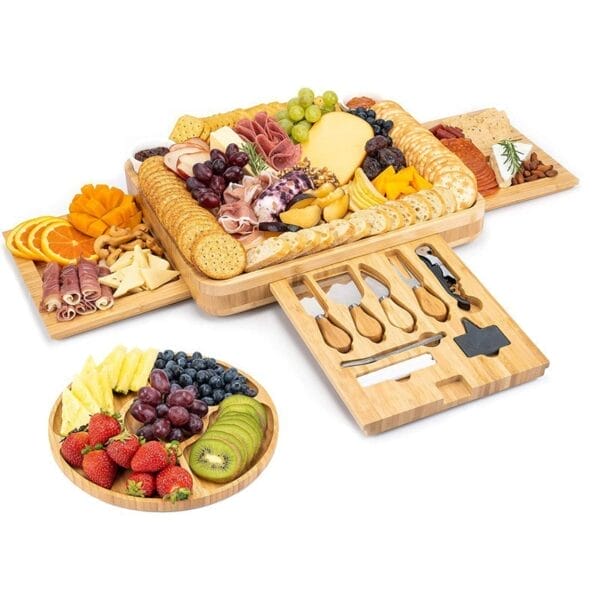 Käsebrett-Set aus Bambus mit verschiedenen Früchten, Nüssen und Käse, mit ausziehbarer Besteckschublade