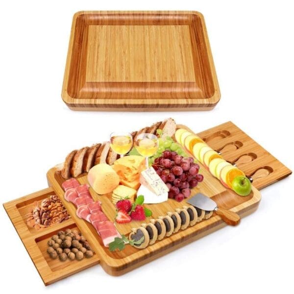 Bambus-Käsebrett mit Käse, Brot und Früchten arrangiert