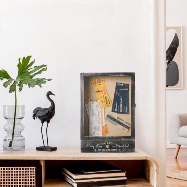 Hölzerne Erinnerungsbox mit Tickets und Karten; Text „Jede Liebesgeschichte ist schön“.