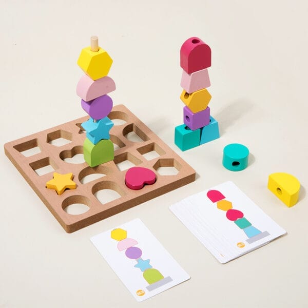 Buntes Stapelspielzeug aus Holz mit Formsortierer und Musterkarten. Ideal für die frühkindliche Bildung.