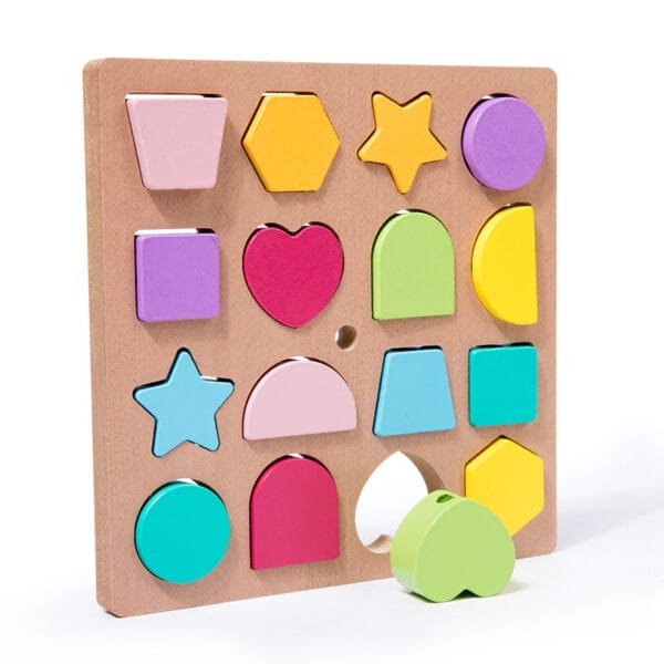 Holzspielzeug zum Formensortieren mit bunten geometrischen Teilen. Ideal für die frühkindliche Bildung.