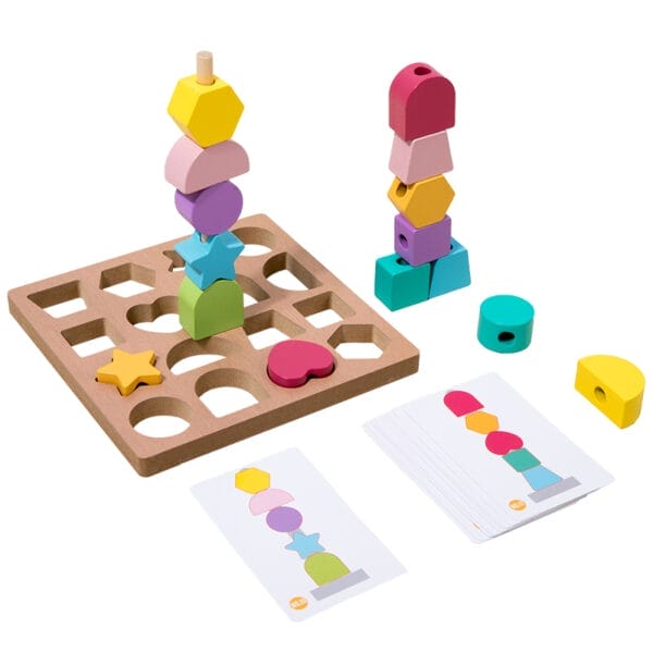 Buntes Stapelspielzeug aus Holz mit Formen und Sortierbrett. Ideal für die frühkindliche Bildung.