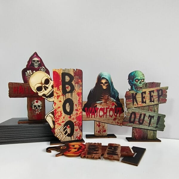 Halloween-Dekorationen aus Holz mit Totenköpfen und den Schildern „BUH“, „BETRETEN VERBOTEN“ und „ACHTUNG“