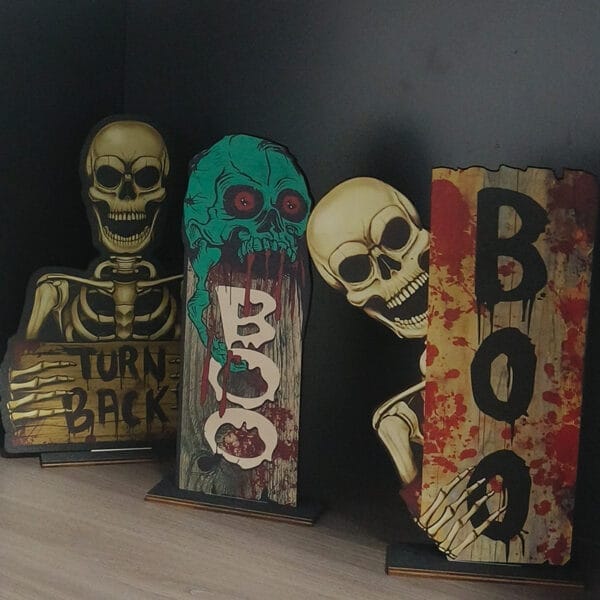 Halloween-Geisterdekoration aus Holz mit Totenköpfen und „BOO“-Schild
