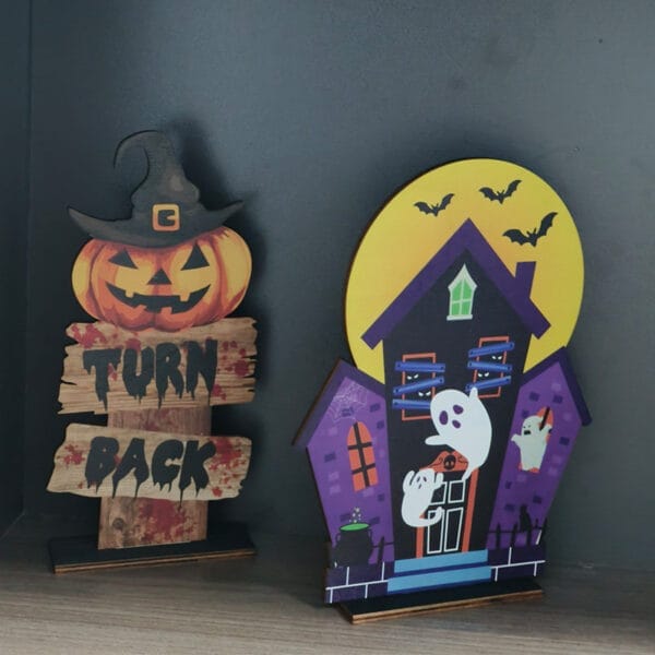 Hölzernes Halloween-Geist- und Kürbisschild-Dekor auf dem Tisch