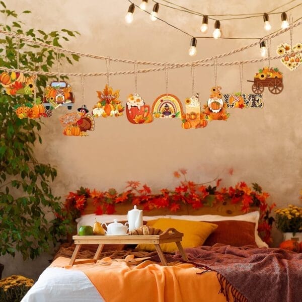 Halloween-Dekoration mit Kürbissen, Vogelscheuchen und Ahornblättern in einem gemütlichen Raum
