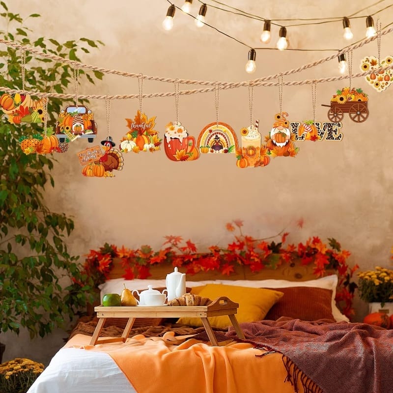 Halloween-Dekoration mit Kürbissen, Vogelscheuchen und Ahornblättern in einem gemütlichen Raum