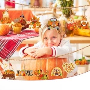 Lächelndes Kind hinter einem großen Kürbis mit Halloween-Dekoration und karierter Tischdecke