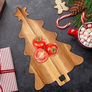 Serviertablett aus Holz in Weihnachtsbaumform mit Tomaten, Holz Dekotabletts für Obst und Snacks