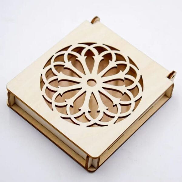 Lasergeschnittene Holzbox mit aufwendigem Blumenmuster. DIY-Geschenkbox.