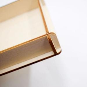 Nahaufnahme einer lasergravierten Geschenkbox aus Holz. DIY-Bastelprojekt.