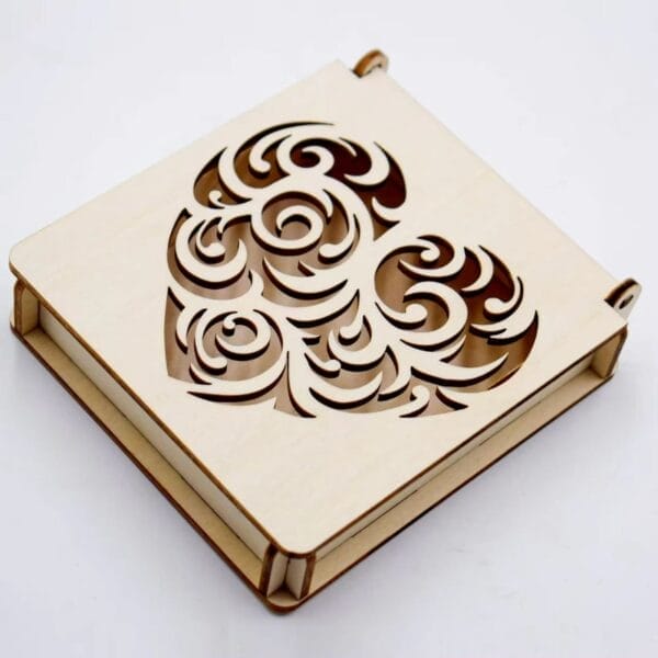 Lasergeschnittene Holzbox mit herzförmigem Design. DIY-Geschenkbox.
