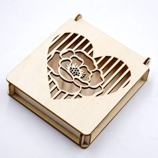 Lasergravierte herzförmige Geschenkbox aus Holz mit Blumenmuster. DIY-Andenkenbox.