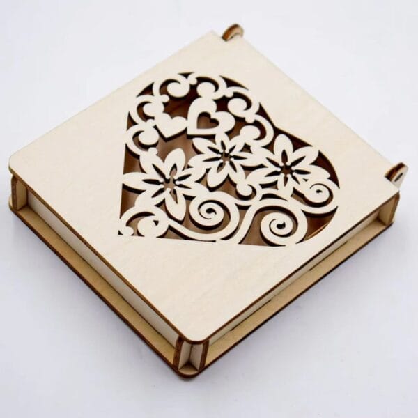 Lasergeschnittene Geschenkbox aus Holz mit herzförmigem Blumenmuster. DIY-Andenkenbox.