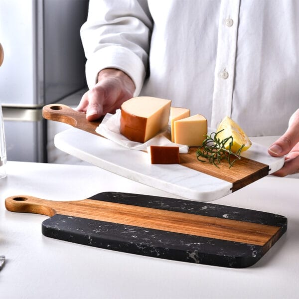 Elegantes Schneidebrett aus Marmor und Akazienholz mit Käse und Zitrone.