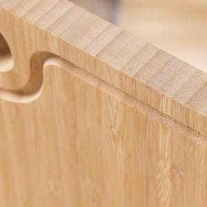 Nahaufnahme eines Bambus-Schneidebretts mit Griff. Multifunktionales Design.