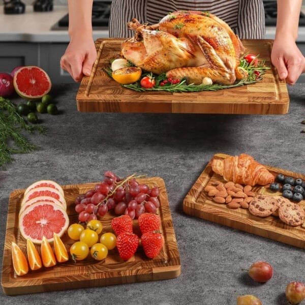 Auf hölzernen Schneidebrettern können Obst, Gebäck und ein gebratener Truthahn präsentiert werden. Servierbretter aus Teakholz.