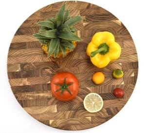 Rundes Schneidebrett aus Teakholz mit Obst und Gemüse. Geometrisches Design, perfekt für den Großhandel.