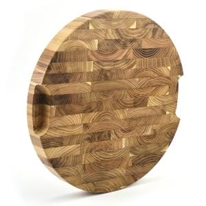 Rundes Schneidebrett aus Teakholz mit Griff, geometrisches Design. Großhandelslebensmittelecht.
