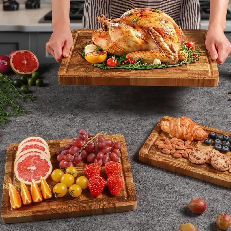 Auf hölzernen Schneidebrettern können Obst, Gebäck und ein gebratener Truthahn präsentiert werden. Servierbretter aus Teakholz.