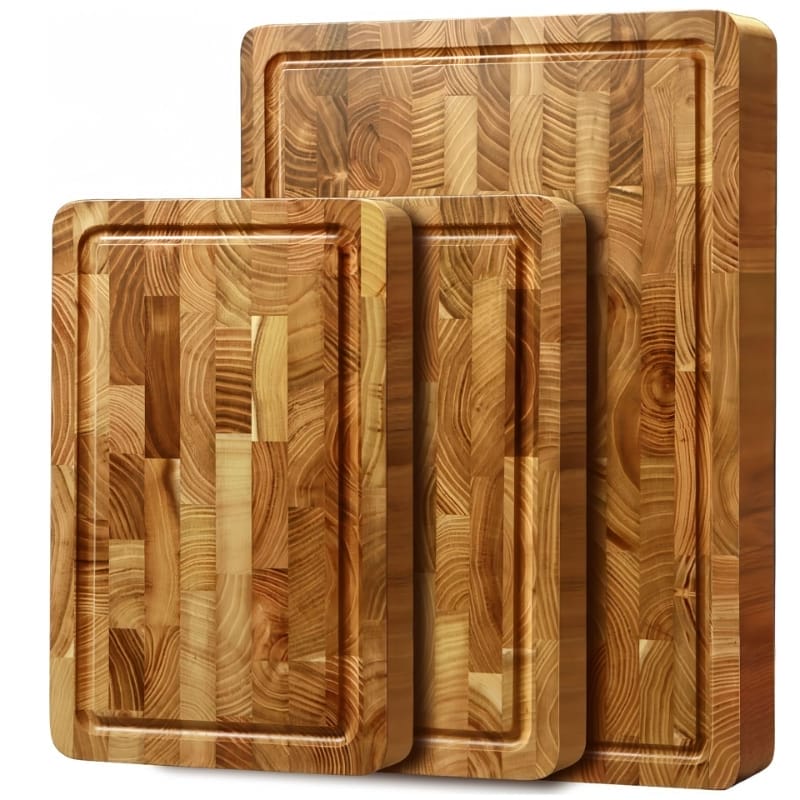 Drei Schneidebretter aus Teakholz in unterschiedlichen Größen, ideal für den Einsatz in der Küche.