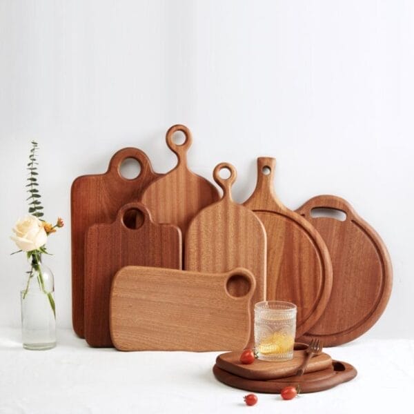 Holz Schneidebrett in verschiedenen Formen und Größen, perfekt für eine kreative Obst- und Gemüseplatte.