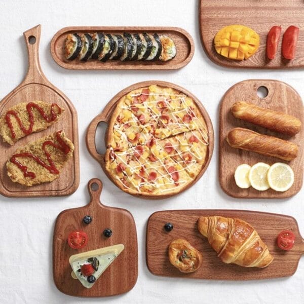 Verschiedene Speisen auf Mini-Schneidebrettern aus Holz, perfekt für eine kreative Obst- und Gemüseplatte.