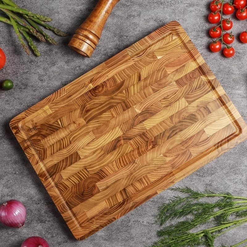 Großes Schneidebrett aus Teakholz mit Saftrille, perfekt für den Einsatz in der Küche.