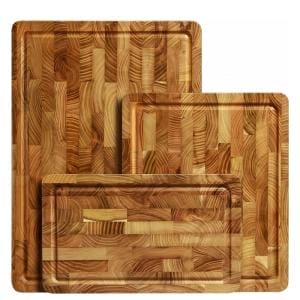 Set aus drei Schneidebrettern aus Teakholz mit Saftrille.