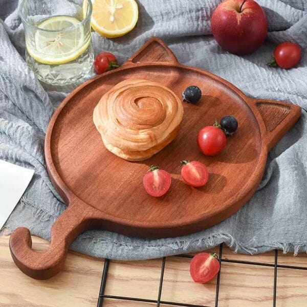Serviertablett aus Holz in Katzenform mit Gebäck, Tomaten und Blaubeeren. Mini-Schneidebrett aus Holz.