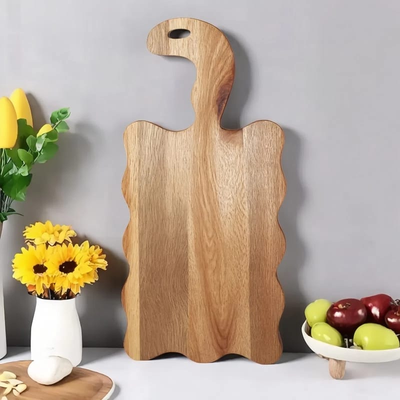 Schneidebrett aus Akazienholz mit gewelltem Rand und einzigartigem Griff. Perfekt zum Servieren von Käse oder Pizza.