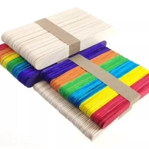Stapel von bunten und natürlichen Holzstäbchen zum Basteln