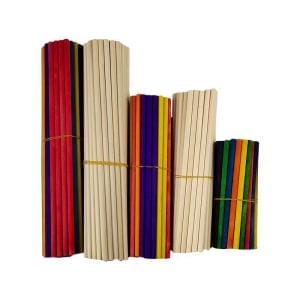 Sortiment an bunten und natürlichen Holzbastelstäbchen, gebündelt.