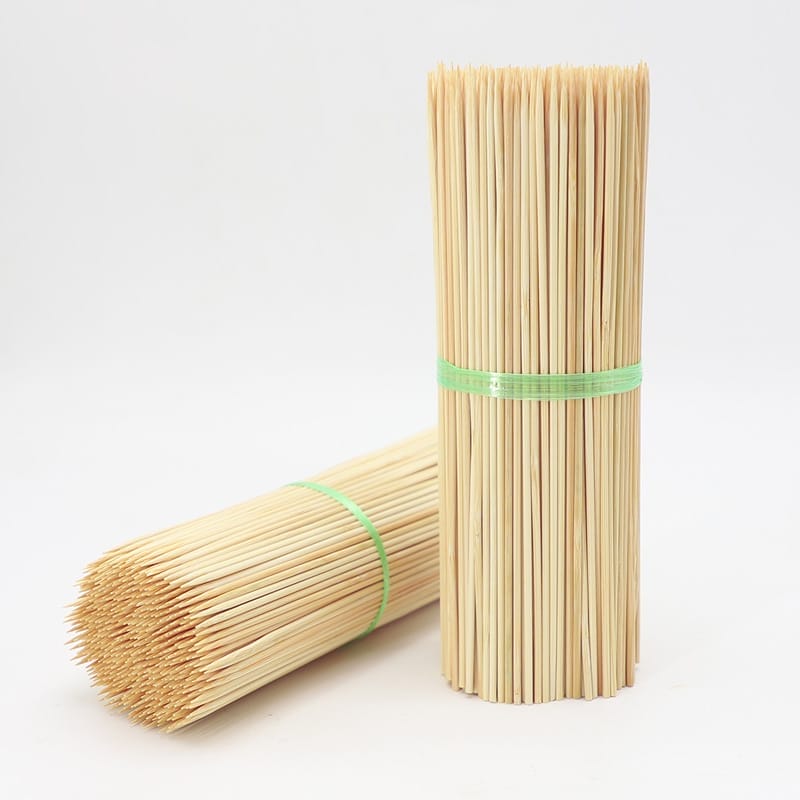 Zwei Bündel biologisch abbaubarer Bambusspieße, ideal zum Grillen oder für Obst. Im Großhandel erhältlich.
