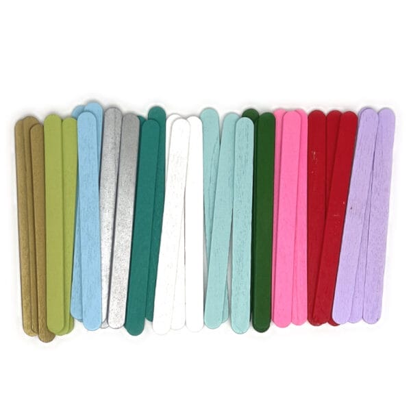 Verschiedene bunte Bastelstäbe für DIY-Projekte. Ideal für den Bastelbedarf im Großhandel.