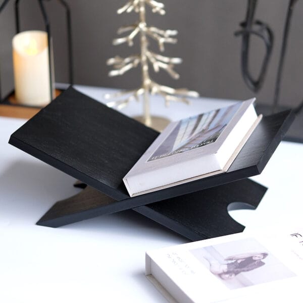 Schwarzer Holzständer aus Holz mit einem Buch im Vintage-Stil.