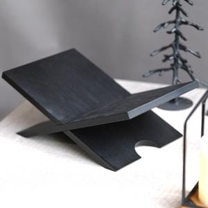 Schwarzer Zeitschriftenständer aus Holz im Vintage-Stil. Perfekt zum Präsentieren von Zeitschriften oder Büchern.