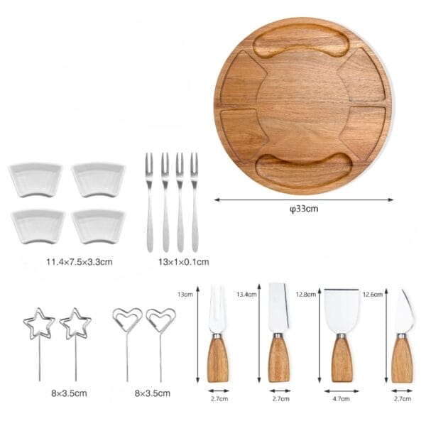 Runde Käseplatte aus Akazienholz mit Käsemessern und Servierschalen.