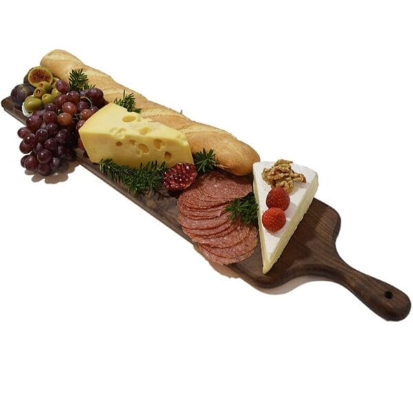 Wurstplatte mit Käse, Salami, Trauben und Brot auf einer Walnussholzplatte.